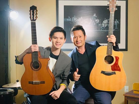 Con trai 16 tuổi đệm guitar cho Bằng Kiều hát