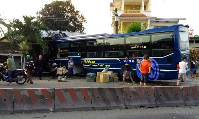 Hàng chục người thoát chết khi xe khách lao vào nhà dân 