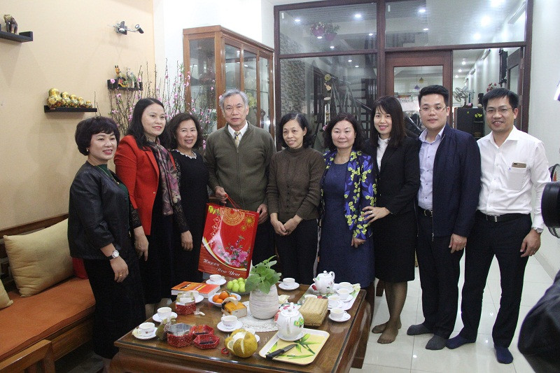 Phó Chánh án TANDTC Nguyễn Thúy Hiền chúc Tết các đồng chí nguyên lãnh đạo Tòa án, Trọng tài Kinh tế Nhà nước
