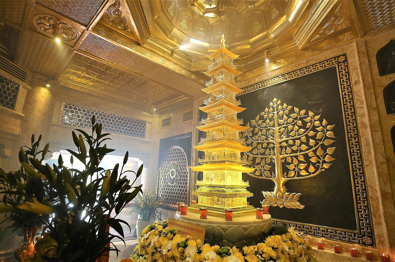 Bên trong nơi đặt xá lợi Phật trên đỉnh thiêng Fansipan Bên trong nơi đặt xá lợi Phật trên đỉnh thiêng Fansipan