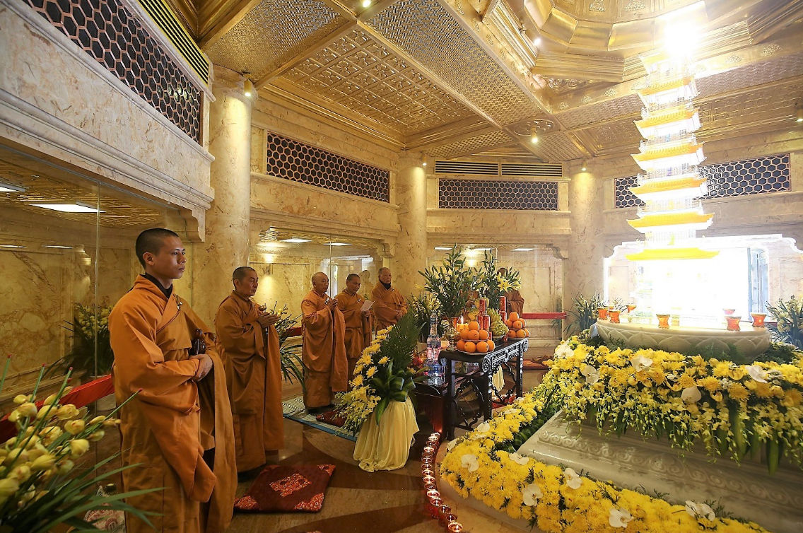 Bên trong nơi đặt xá lợi Phật trên đỉnh thiêng Fansipan Bên trong nơi đặt xá lợi Phật trên đỉnh thiêng Fansipan