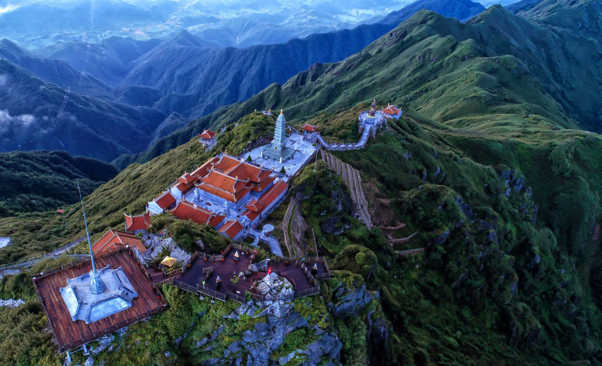 Bên trong nơi đặt xá lợi Phật trên đỉnh thiêng Fansipan Bên trong nơi đặt xá lợi Phật trên đỉnh thiêng Fansipan