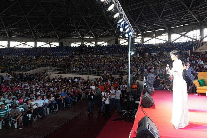 H’Hen Niê tự tin diễn thuyết truyền cảm hứng trước 12.000 sinh viên Philippines