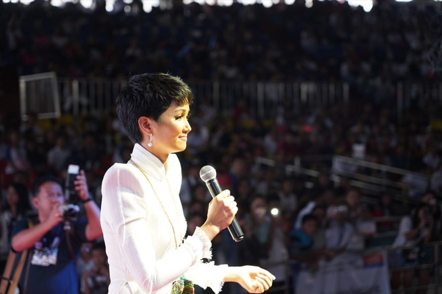 H’Hen Niê tự tin diễn thuyết truyền cảm hứng trước 12.000 sinh viên Philippines