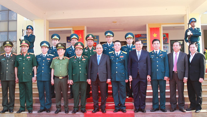 Thủ tướng Nguyễn Xuân Phúc thăm, chúc Tết Sư đoàn không quân 372