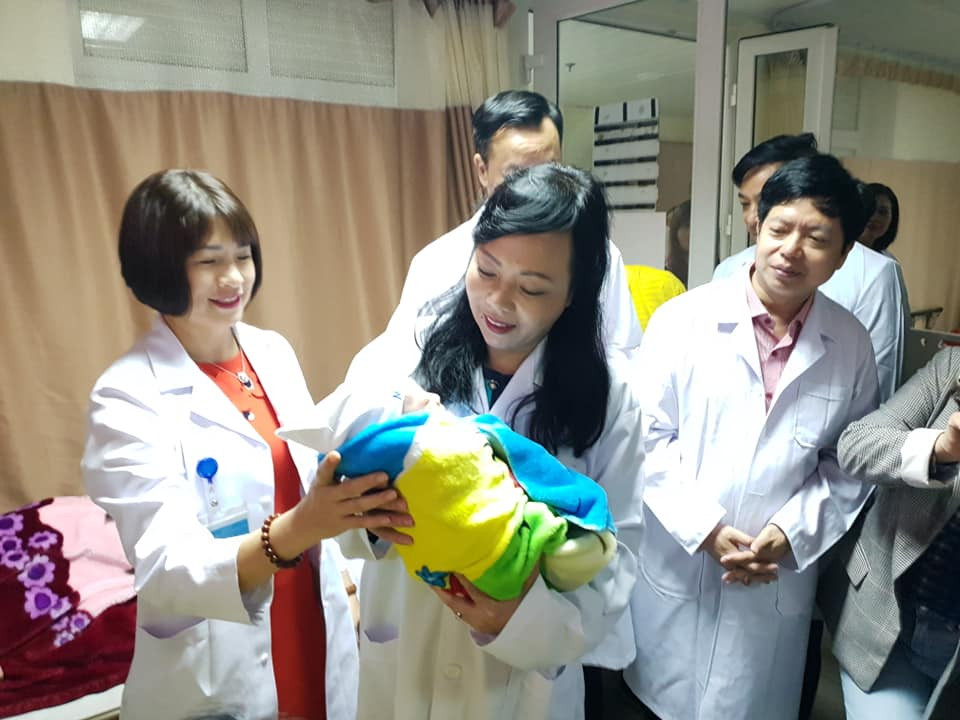 Bộ trưởng Y tế thăm, tặng quà bệnh nhân đón Giao thừa trong bệnh viện