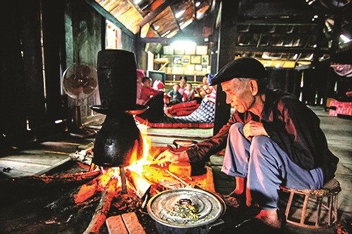 Phong tục giữ lửa  của người Thái trong dịp Tết