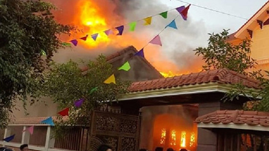 Nghệ An: Nhà gỗ tiền tỷ bốc cháy ngày mùng 4 Tết
