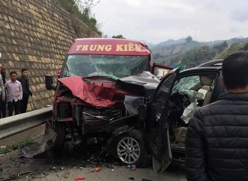 Hai ô tô va chạm trên cao tốc Nội Bài-Lào Cai, 9 người bị thương