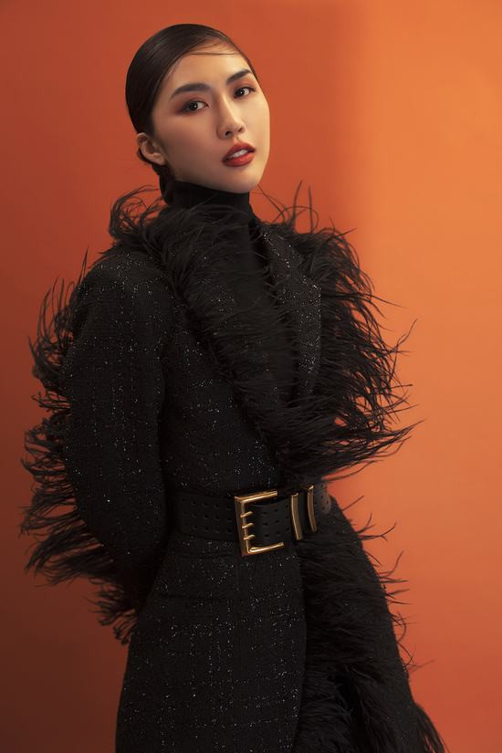 Hoa hậu Tường Linh “lột xác” sắc lạnh trong bộ hình thời trang quý cô bí ẩn