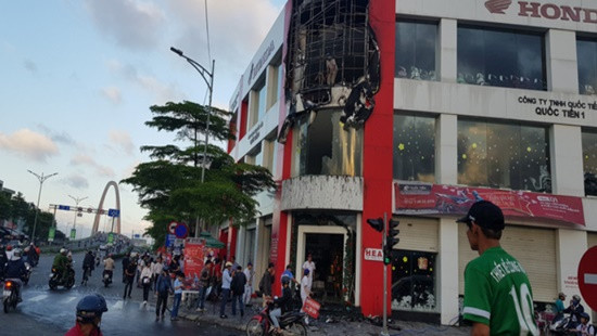 Khói lửa bốc lên nghi ngút từ đại lý xe máy tại Đà Nẵng