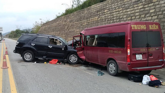 Vụ xe khách đâm xe 7 chỗ trên cao tốc Nội Bài - Lào Cai: 2 nạn nhân đã tử vong
