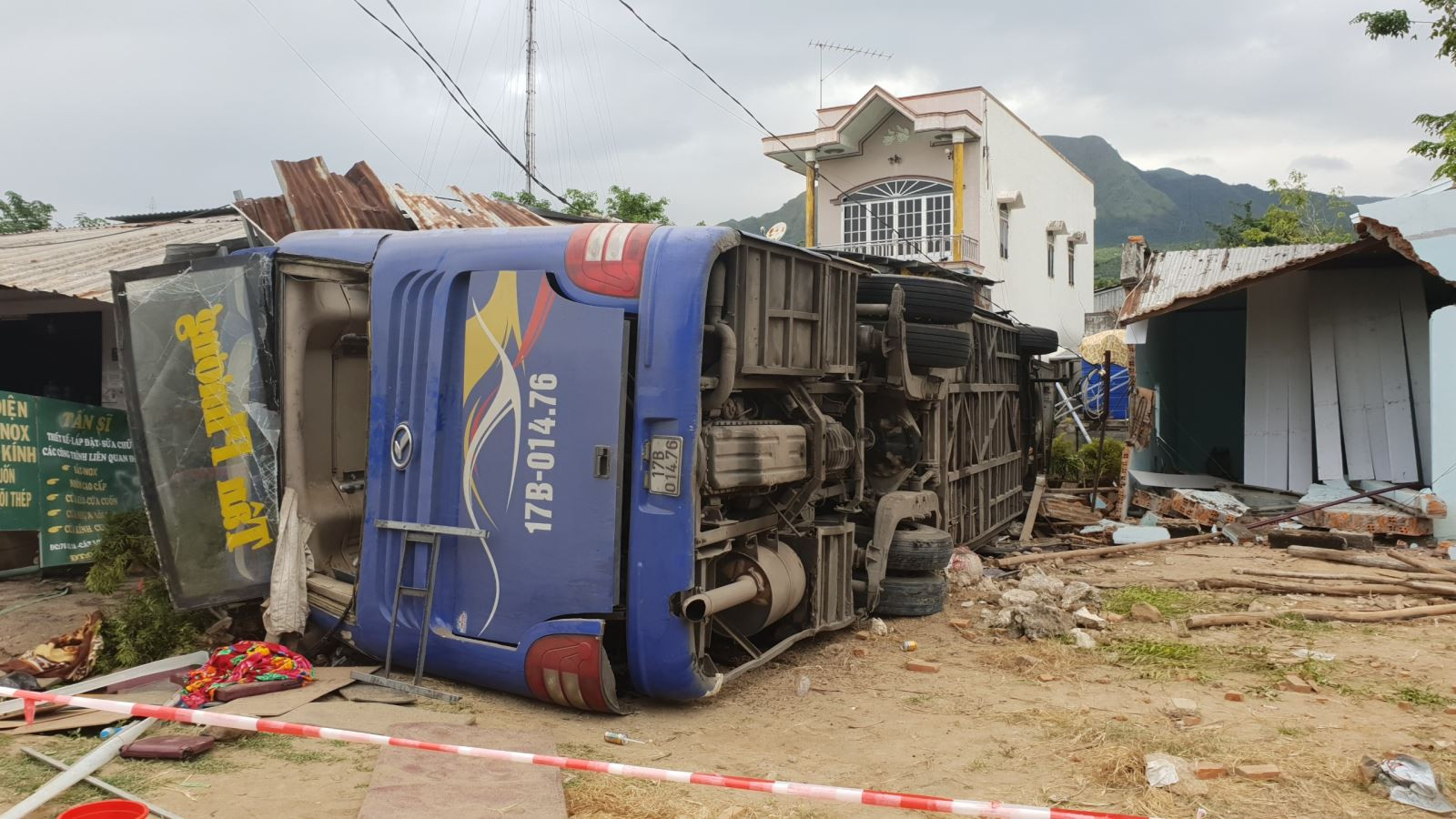 Xe khách chạy 84 km/h trước khi đâm sập nhà dân ở Khánh Hòa
