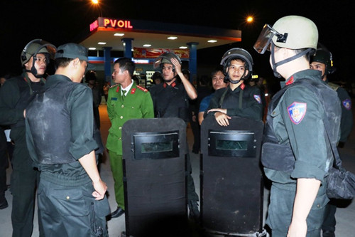 Cảnh sát vây bắt 3 đối tượng ôm “hàng nóng” cố thủ trong xe ô tô