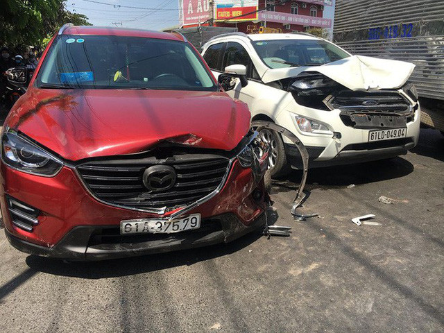 Mazda CX-5 tông hàng loạt ô tô và xe máy, hai vợ chồng bị thương 