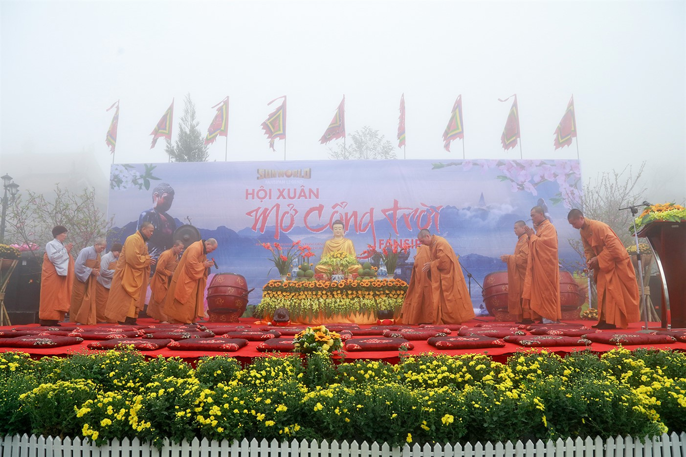 Hội xuân mở cổng trời Fansipan thu hút hàng ngàn lượt khách 