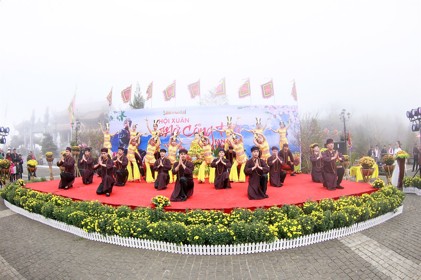 Hội xuân mở cổng trời Fansipan thu hút hàng ngàn lượt khách 