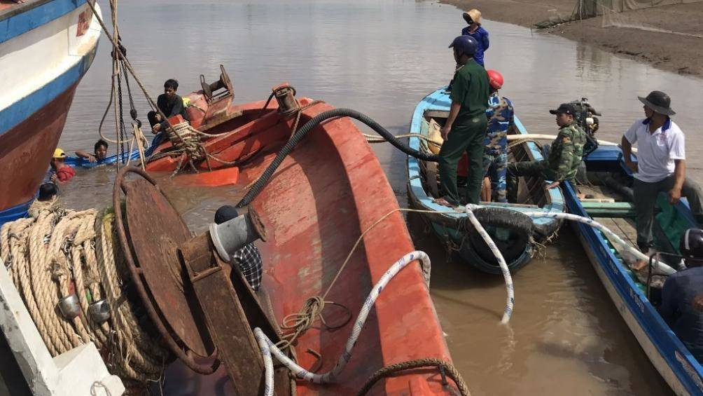Tàu cá bị chìm trên sông Gành Hào