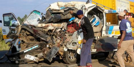 Xe khách lao vào xe tải ở Kenya, 80 người thương vong