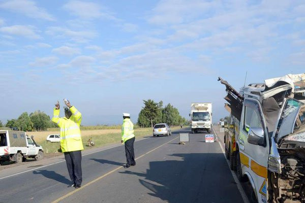 Xe khách lao vào xe tải ở Kenya, 80 người thương vong