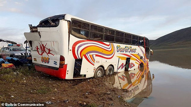 Xe bus va chạm xe tải ở Bolivia, hàng chục người thương vong