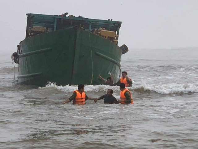 Cứu hộ thành công 4 thuyền viên và tàu bị mắc cạn ngoài biển