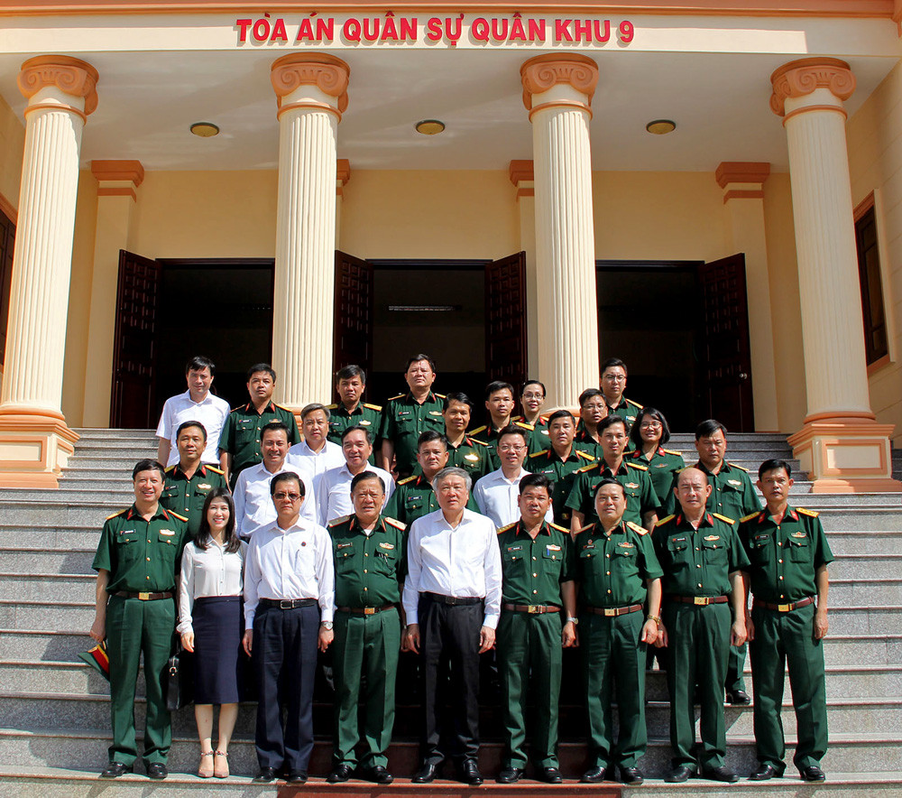 Đoàn công tác TANDTC làm việc với TAQS Quân khu 9
