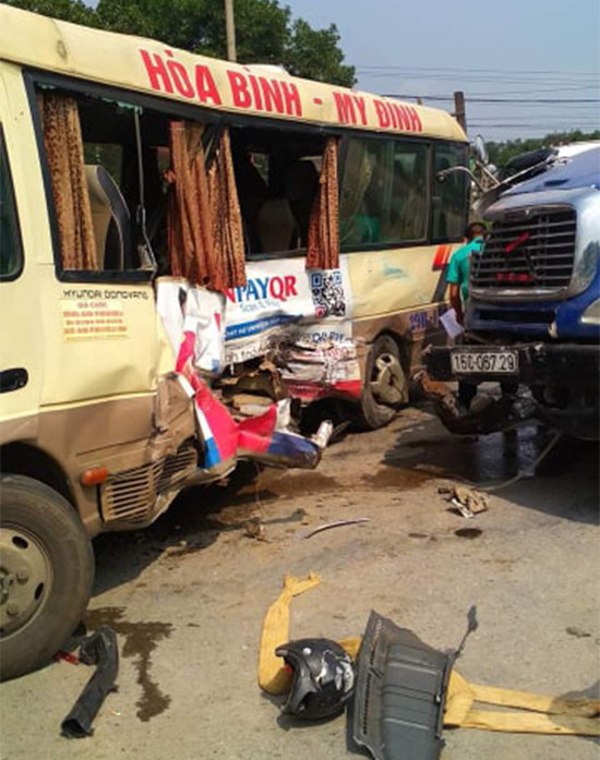 Hiện trường vụ TNGT kinh hoàng trên Đại lộ Thăng Long khiến 2 người chết