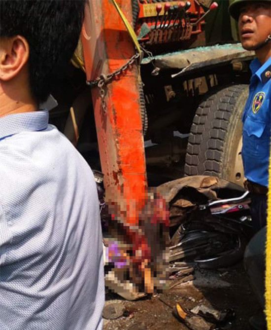 Hiện trường vụ TNGT kinh hoàng trên Đại lộ Thăng Long khiến 2 người chết