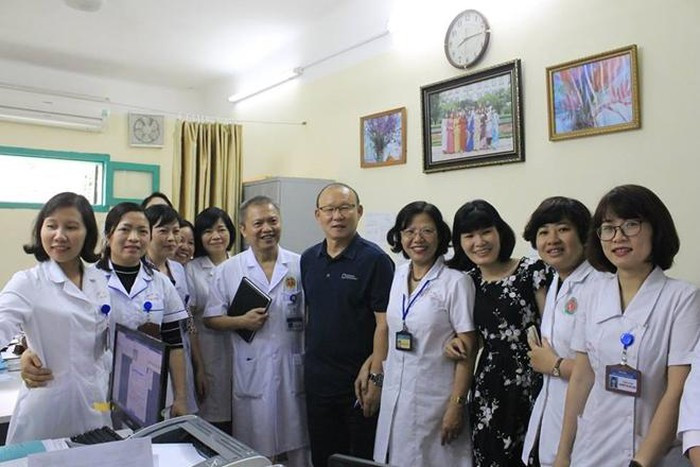 HLV Park Hang-seo bị “quây kín” khi đi khám sức khỏe tại Bệnh viện E