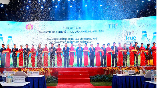 Tập đoàn TH đón nhận Huân chương Lao động hạng Nhì 