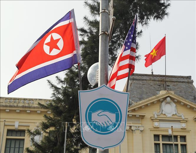 Cờ Việt, Mỹ, Triều tung bay chào đón Hội nghị thượng đỉnh Mỹ- Triều lần 2