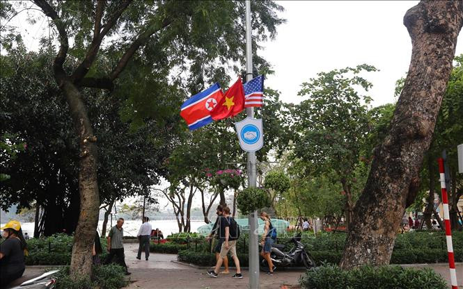 Cờ Việt, Mỹ, Triều tung bay chào đón Hội nghị thượng đỉnh Mỹ- Triều lần 2