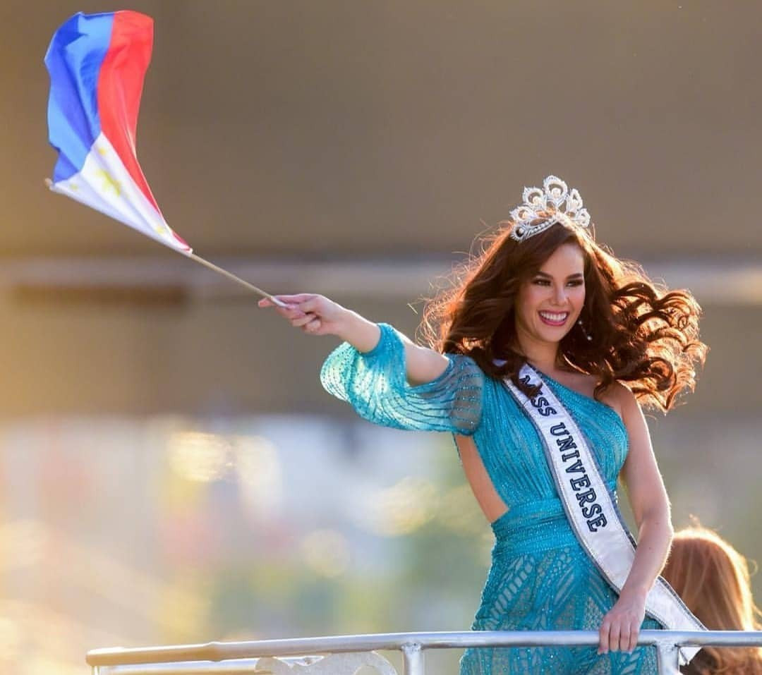Hoa hậu Hoàn vũ Catriona Gray làm vỡ vương miện 6 tỷ khi đang diễu hành