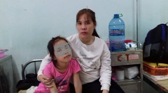 Nước mắt người mẹ trong vụ bé gái 8 tuổi bị bạo hành ở Thanh Hóa