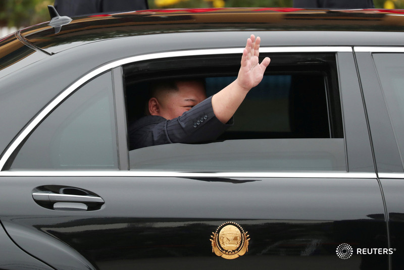 Chủ tịch Kim Jong-un đến Việt Nam: Hạ kính xe chống đạn, vẫy tay chào người dân