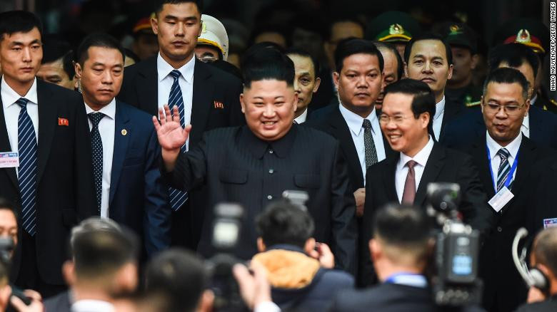 Chủ tịch Kim Jong-un đến Việt Nam: Hạ kính xe chống đạn, vẫy tay chào người dân
