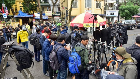 Hàng trăm phóng viên chờ đón phái đoàn Chủ tịch Triều Tiên Kim Jong-un 