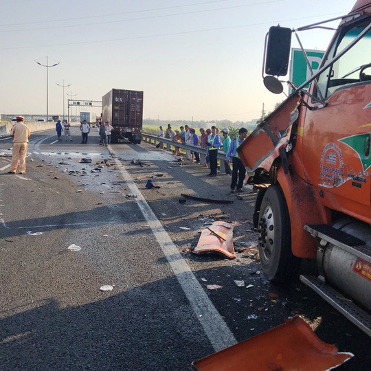 Tai nạn liên hoàn 3 xe container trên cao tốc Trung Lương - TPHCM