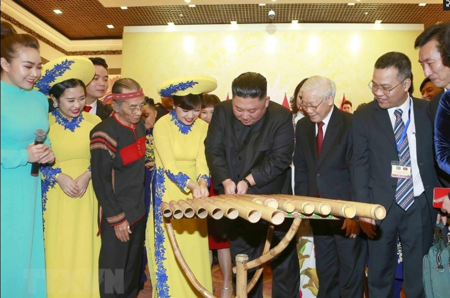 Chủ tịch Kim Jong-un thích thú chơi đàn bầu và k'long put của Việt Nam
