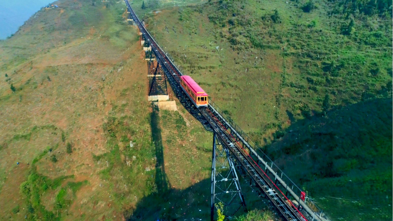 Khám phá tuyến tàu hỏa leo núi hiện đại nhất Việt Nam