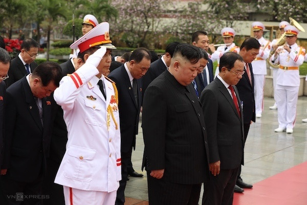 Ông Kim Jong un viếng Lăng Chủ tịch Hồ Chí Minh trước khi rời Việt Nam