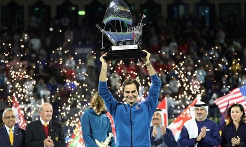 Federer nâng Cup vô địch Dubai Championships 2019. Ảnh: Reuters.