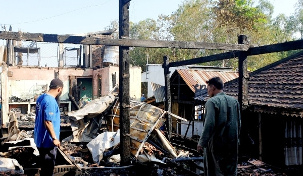 Cháy lớn phá hủy 9 căn nhà người Chăm ở An Giang