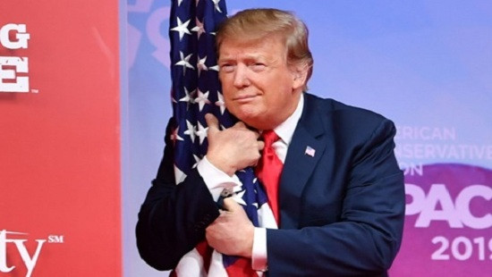 Tổng thống Trump ôm cờ Mỹ khi có bài phát biểu về Triều Tiên