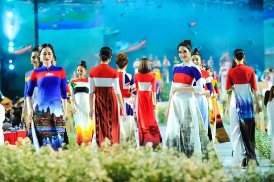 Bộ sưu tập áo dài 99 Quốc kỳ mở màn Lễ hội áo dài TP.HCM lần thứ 6