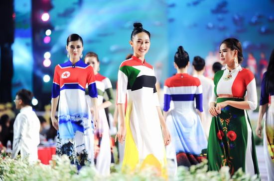 Bộ sưu tập áo dài 99 Quốc kỳ mở màn Lễ hội áo dài TP.HCM lần thứ 6