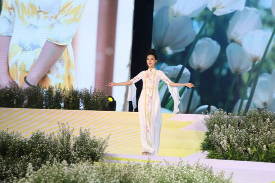 Bộ sưu tập áo dài lộng lẫy tại Lễ hội Áo dài TP.HCM 2019 của nhà thiết kế dân tộc Tày