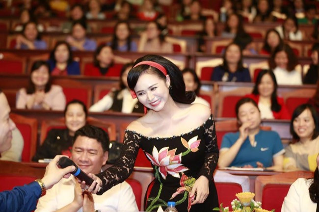 Nữ hoàng hoa hồng Bùi Thanh Hương chia sẻ bí quyết mặc áo dài 