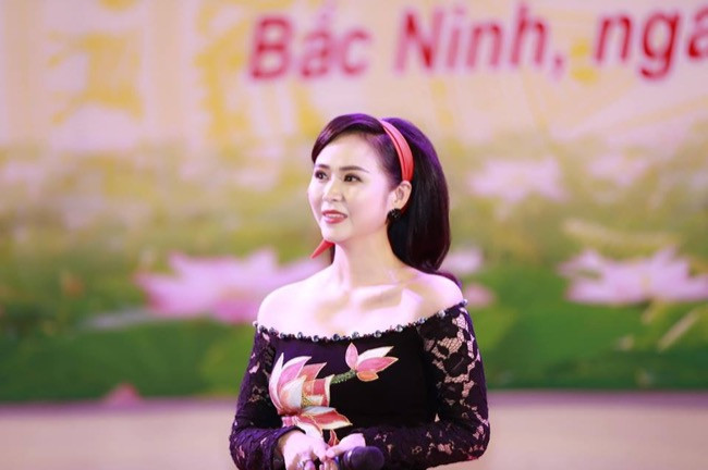 Nữ hoàng hoa hồng Bùi Thanh Hương chia sẻ bí quyết mặc áo dài 